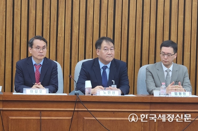 발제를 맡은 이강오 한국세무사회 조세제도연구위원장(왼쪽 첫번째)은 “중소기업 세무확인제로 납세 성실성 검증제도의 패러다임이 전환돼야 한다”고 제언했다. 