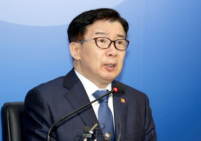 유철환 국민권익위원장이 8일 세종시 정부세종청사에서 7월 정례브리핑을 하고 있다<사진=권익위>. 