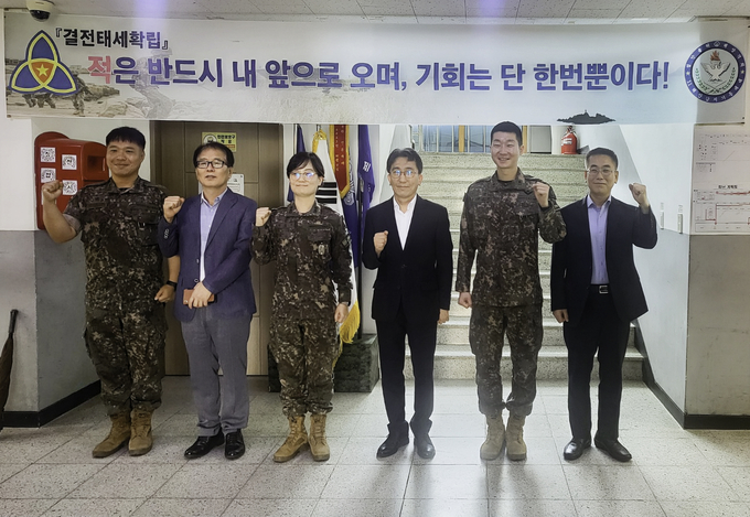 한창령 관세청 조사국장<오른쪽 세번째>이 지난 8일 육군 35사단 11해안감시기동대대를 방문해 기관 간 협력방안을 논의한 후 기념 촬영하고 있다.
