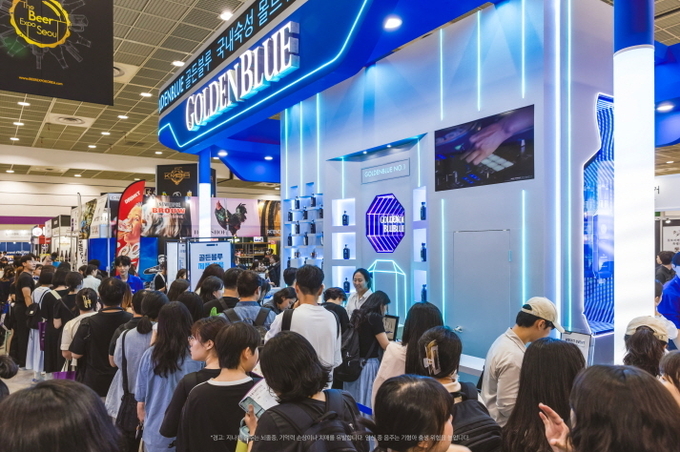 지난 4일부터 6일까지 사흘간 서울 코엑스에서 열린 ‘2024 서울국제주류&와인박람회에서 골든블루 전용 부스를 찾은 관람객들이 이벤트에 참여하고 있다.