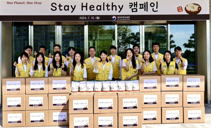 중부지방국세청은 초복을 맞은 15일 관내 어르신들의 건강 지원을 위해 우만종합복지관에 삼계탕 250인분을 전달했다.