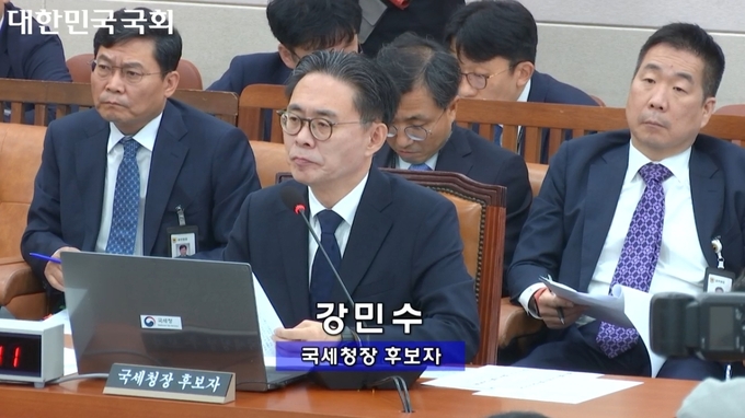 강민수 국세청장 후보자가 인사청문회에서 의원의 질의를 듣고 있다<사진=국회 인터넷의사중계시스템 화면 캡쳐>.