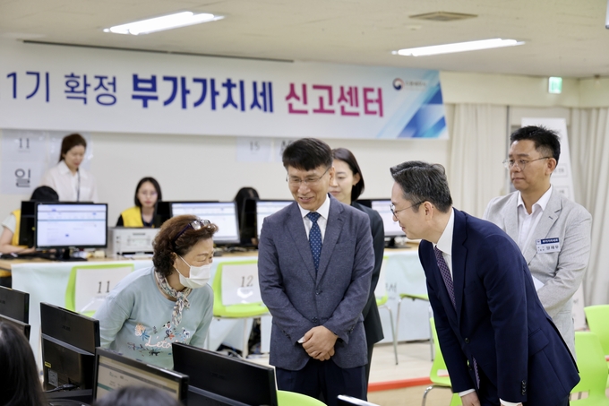 오호선 중부지방국세청장<오른쪽 두번째>이 수원세무서 부가가치세 신고센터를 현장 방문해 납세자로부터 신고 어려움 등을 청취하고 있다.