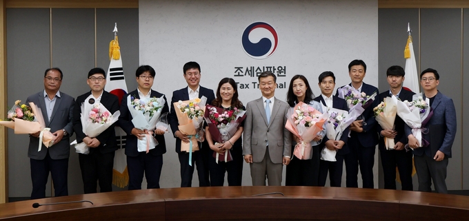 황정훈 조세심판원장<사진 중앙>이 25일 올해 상반기 업무성과 우수자 및 업무유공자 등에게 포상한데 이어, 기념사진을 촬영하고 있다.