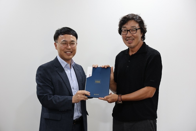이석문 서울세관장(왼쪽)이 바스칸바이오제약에 'CEO용 관세행정 체크리스트'를 전달하고 있다.