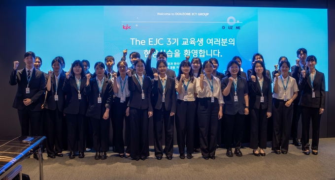 The EJC 프로그램 3기 교육생들이 현장실습 첫날 환영식에서 기념촬영을 하고 있다.