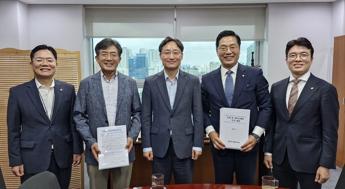 한국세무사회 구재이<오른쪽 두번째> 회장과 최시헌<왼쪽 두번째>·김선명<맨오른쪽> 부회장이 더불어민주당 임광현<중앙> 의원을 찾아 전자신고세액공제 폐지 등 현안에 대해 설명하고 기념촬영하고 있다<사진=세무사회>. 
