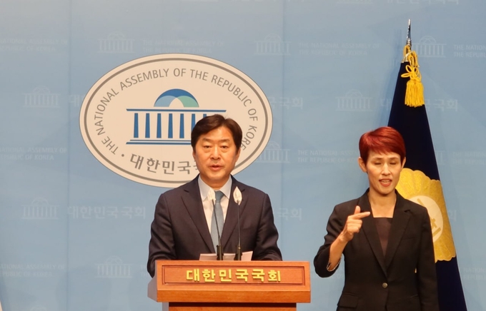 황명선 의원은 7일 국회 소통관에서 기자회견을 열고 지역사랑상품권법 일부개정안과 조세특례제한법 일부개정안 발의배경을 설명했다.