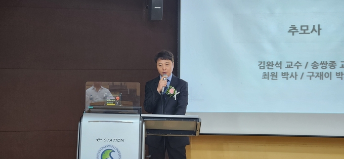 최종국 박사가 유족대표로 인사하고 있다. 