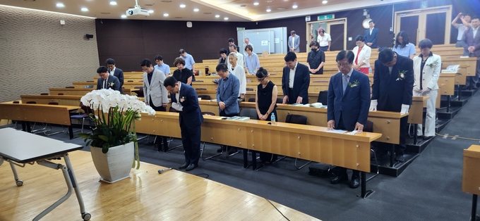 나성길 한국조세연구포럼 초대 회장이 헌화 후 참석자들과 함께 묵념하고 있다. 