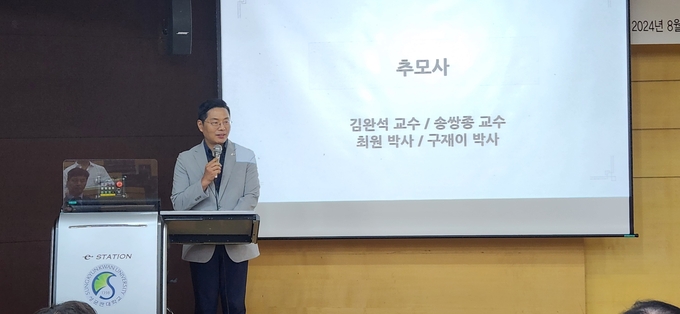 구재이 한국세무사회장이 추모사를 하고 있다. 