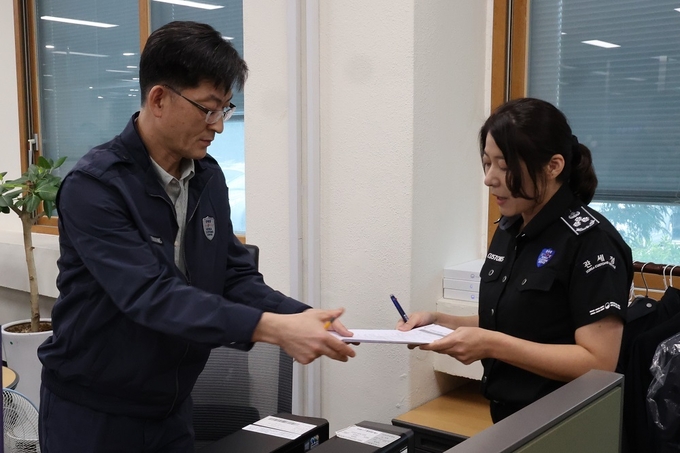 서울세관 직원들이 C/O 수작업 발급 모의훈련을 하고 있다.
