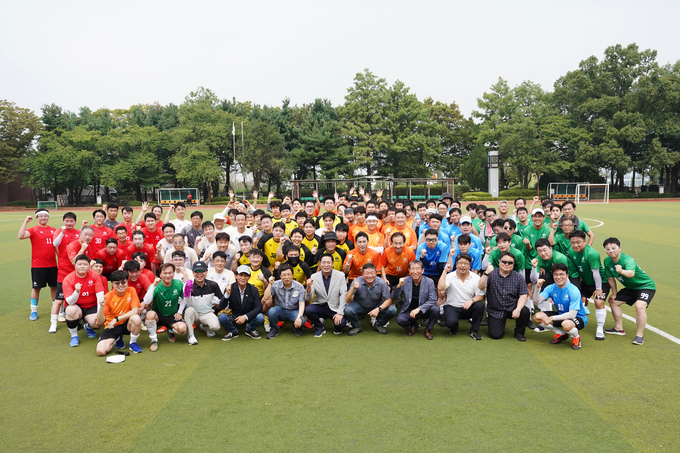 한국세무사회 62년 역사상 처음으로 열린 ‘제1회 한국세무사회장배 축구대회’ 참가자들이 기념촬영하고 있다. 