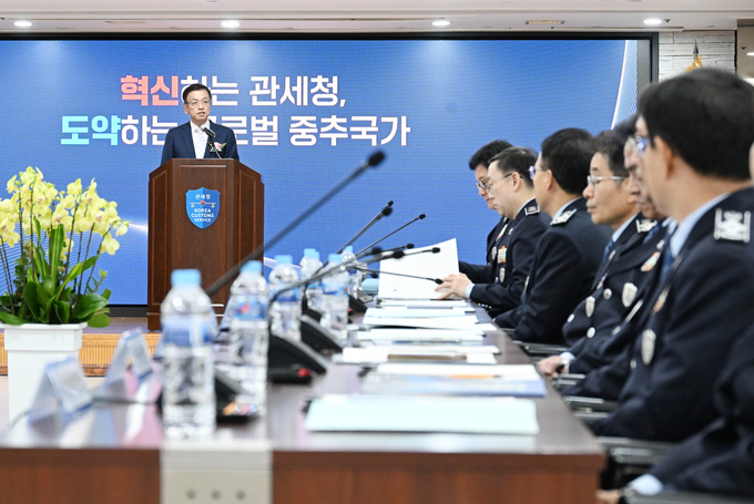 최상목 부총리 겸 기획재정부 장관이 28일 전국세관장회의에 참석해 치사를 하고 있다<사진=기재부>.
