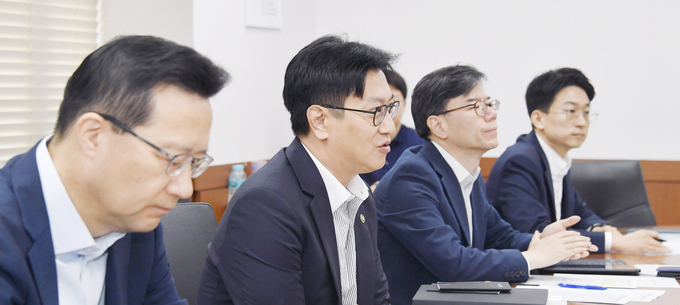 김범석 기획재정부 차관이 지난달 30일 정부서울청사에서 열린 '제6차 부동산 시장 및 공급상황 점검 TF 회의'를 주재, 모두발언을 하고 있다<사진=기재부>.