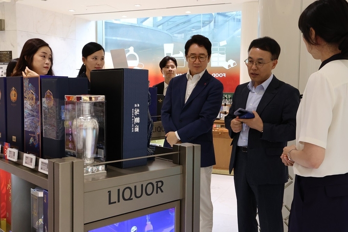 이석문 서울세관장(오른쪽 두번째)이 롯데면세점 명동본점에서 현장의견을 청취하고 있다. 