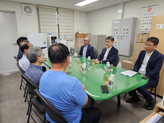 김동일 부산청장은 간담회에서 시장 상인들의 애로사항을 경청하고 전통시장 활성화 지원을 약속했다. 
