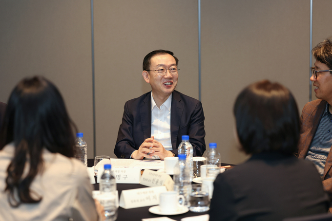 이명구 관세청 차장이 3일 대전에서 전국 본부세관 납세자보호위원들과 간담회를 갖고, 납세자 권익보호 강화 방안을 논의하고 있다.