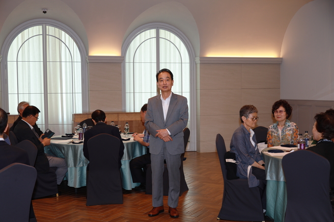 전형수 국세동우회장이 자원봉사단 총회에서 인사말을 하고 있다. 