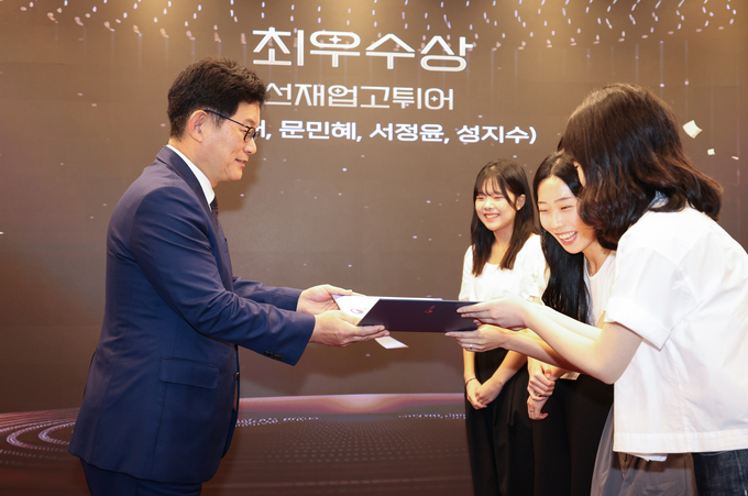 고광효 관세청장<왼쪽>이 6일 서울세관에서 개최된 '2024년 관세청 공공데이터 활용·분석 경진대회' 시상식에서 수상자들에게 시상을 하고 있다.