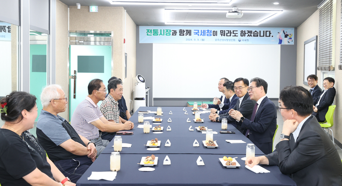 강민수 국세청장<오른쪽 두번째>이 9일 공주산성시장 상인회를 찾아, 애로사항을 청취하고 있다.