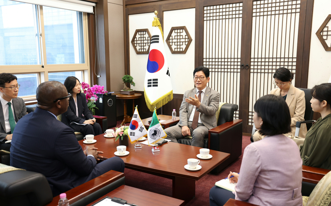 고광효 관세청장<사진 중앙>이 9일 서울세관에서 솔로몬 퀘이너 아프리카개발은행 부총재와 관세행정 현대화 방안을 논의하고 있다.
