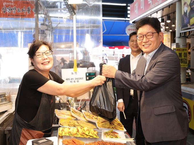 고광효 관세청장<오른쪽>이 11일 대전 중앙시장을 방문해 명절 성수품을 구매하고 있다.