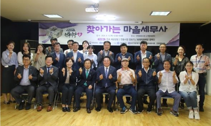 앞줄 왼쪽 부터 이재실 부회장, 이종갑 동안양지역회장, 이미라 안양여성의전화 대표, 이중건 회장, 최대호 안양시장, 김기성 상인회장, 안영회 김종훈 회장, 상인회 임원, 두번째줄 왼쪽 염혜정·정형록·서영주·이명재·최영환 세무사, 김문학이사, 근무세무사, 여성의전화 관계자, 이종현 홍보상담위원장, 오필성 세무사, 최진구 안양지역회장, 선연석 세정과장, 이영은 홍보이사. 상인회 사무국장.
