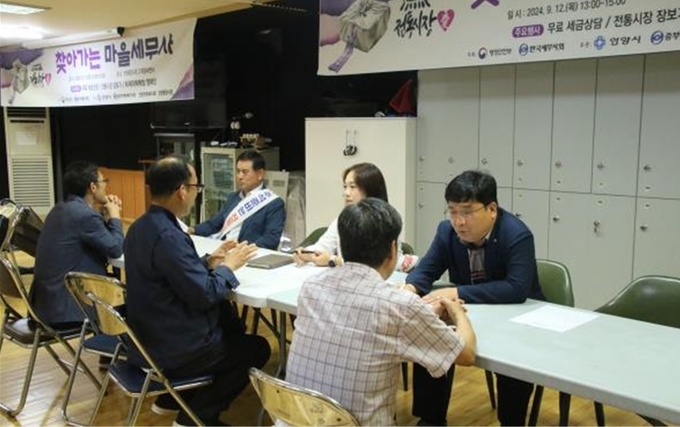 마을세무사들이 시장에서 무료 세무상담을 하고 있다. 
