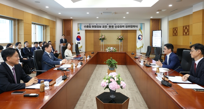 고광효<오른쪽 두번째> 관세청장이 26일 서울세관에서 범부처 위험정보 공유·활용을 위한 상호협력 업무협약 체결과 관련해 발언하고 있다. 