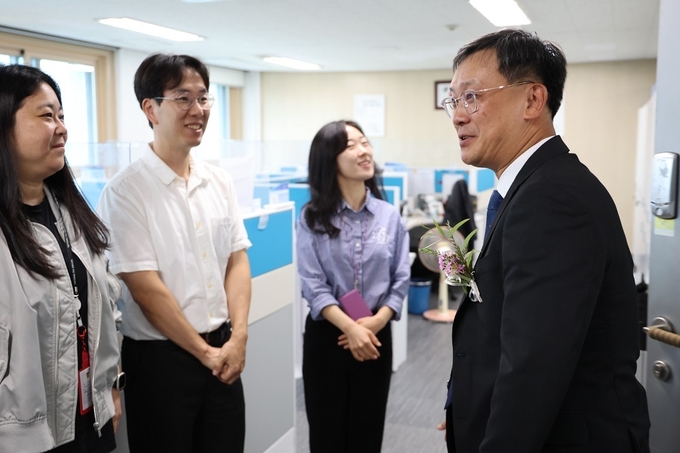 고석진 서울세관장이 직원들과 인사를 나누고 있다.