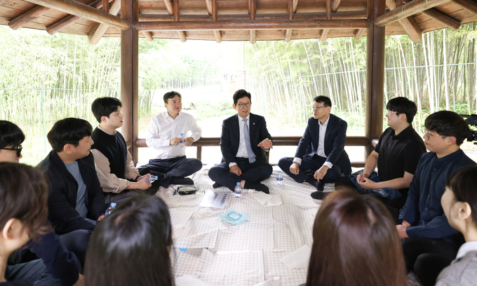 고광효 관세청장<사진 중앙>이 7일 대전 한밭수목원에서 개최된 ‘혁신 커스텀즈(CustoMZ)’ 발대식에서 MZ세대 공무원들과 이야기를 나누고 있다.