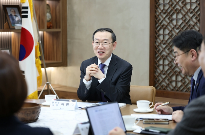 이명구 관세청 차장이 ㈜DS단석 관계자로부터 수출현황을 청취하고 있다.