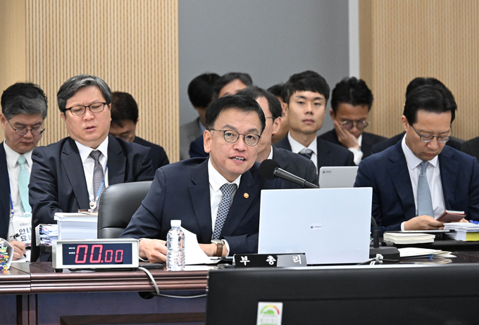 최상목 부총리 겸 기획재정부장관이 국회 기재위 국정감사에서 의원 질의에 답변하고 있다<사진=기재부>. 