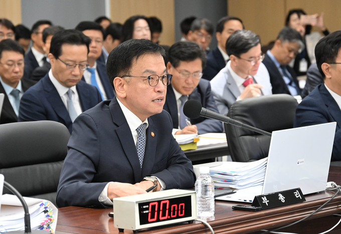 최상목 부총리 겸 기획재정부장관이 국감에서 의원 질의에 답변하고 있다<사진=기재부>. 