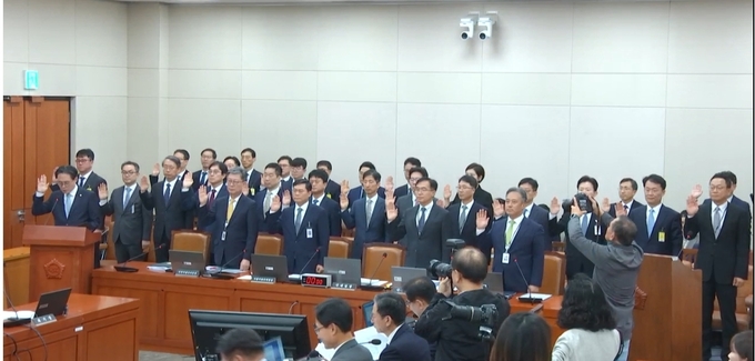 국회 기재위 국정감사에서 강민수 국세청장과 간부들이 선서하고 있다<사진=인터넷 의사중계시스템 캡쳐>. 