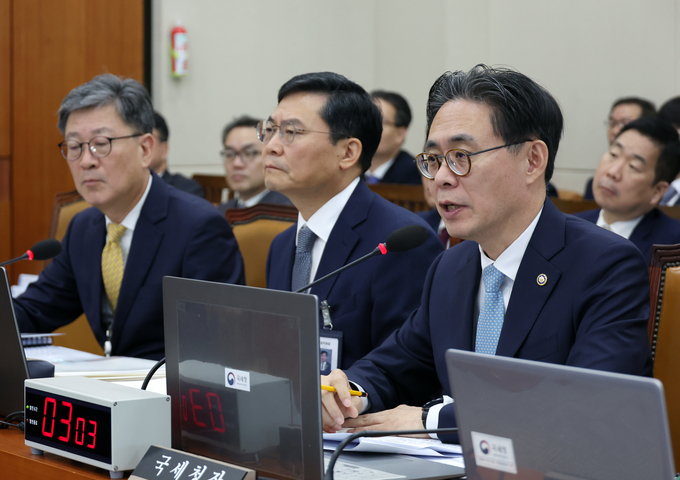 강민수 국세청장이 16일 국회 기재위 국정감사에서 의원 질의에 답변하고 있다<사진제공=뉴시스>. 