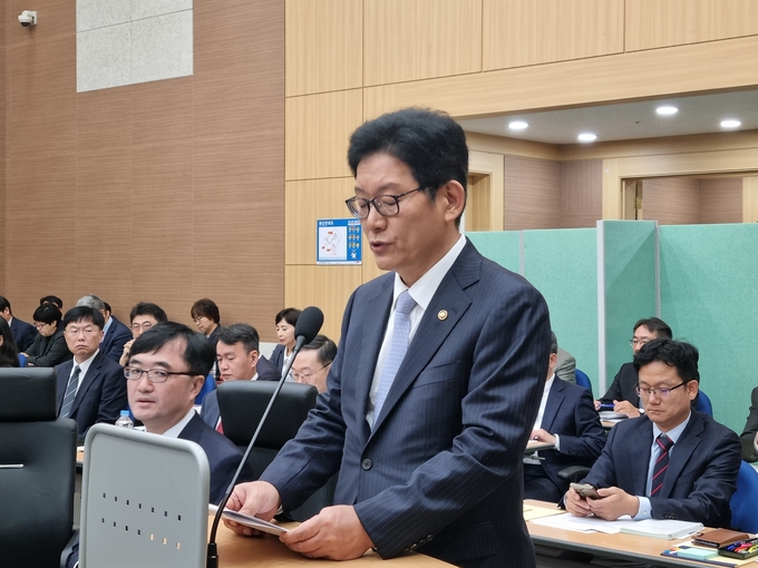 고광효 관세청장이 국정감사에서 업무보고를 하고 있다. 