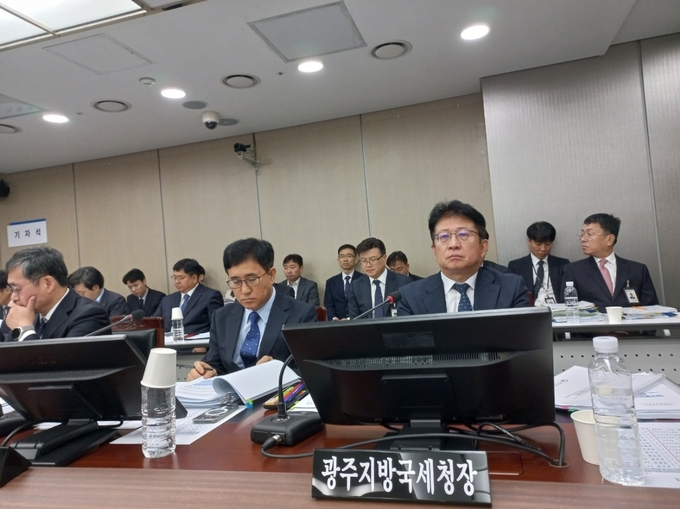 박광종 광주지방국세청장<오른쪽>이 국정감사에서 의원질의를 듣고 있다. 