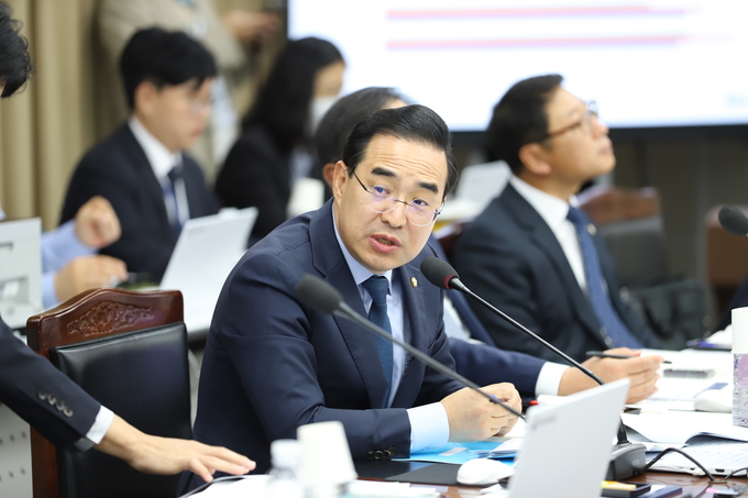 박홍근 의원이 광주청 국정감사에서 질의하고 있다. 