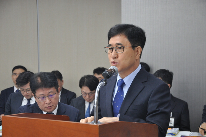 김동수 광주본부세관장이 업무보고를 하고 있다