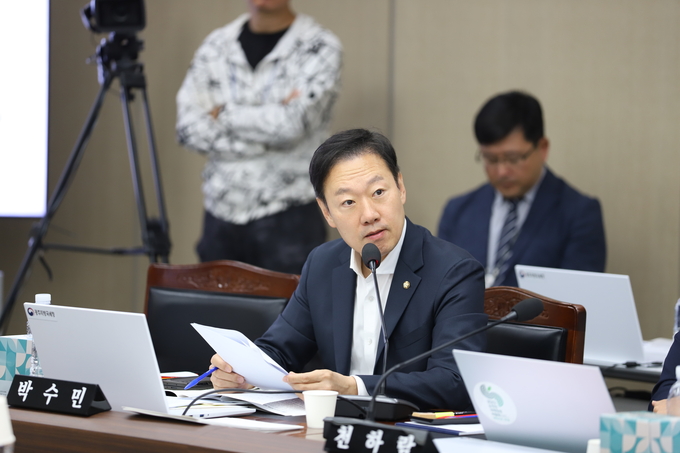 박수민 의원이 질의하고 있다.
