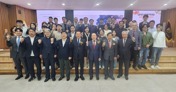 대한세무학회는 31일 한국세무사회관 6층 강당에서 창립 3주년 기념식 및 추계세미나를 개최했다. 앞줄 왼쪽 두번째부터 김형태 서울지방회 부회장, 장한철‧곽수만 세무사, 이종탁 서울지방세무사회장, 박차석 학회장, 조용근 전 한국세무사회장, 안수남 세무법인 다솔 대표이사가 화이팅하고 있다.