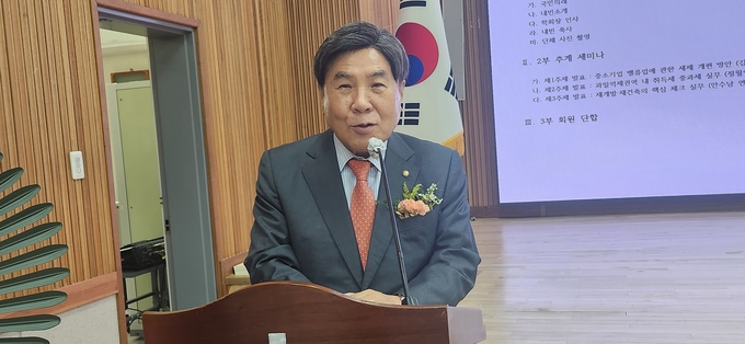 조용근 전 한국세무사회장이 축사를 하고 있다.