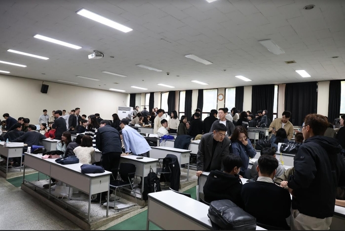 신규직원들이 팀 빌딩 프로그램에 참여하고 있다.