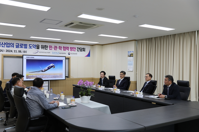 김동일 부산청장은 6일 송월테크놀로지를 찾아 현장 의견을 청취하고, 민・관・학이 합동으로 시너지를 낼 수 있는 방안을 논의했다.