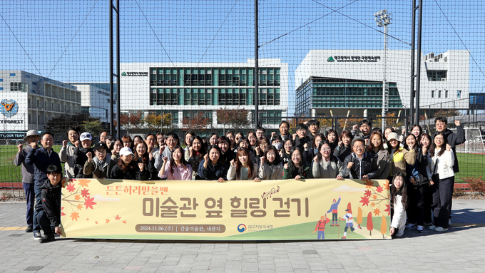내관지 입구에서 한경선 청장이 ‘튼튼허리믿을맨’들과 기념촬영을 하고 있다.