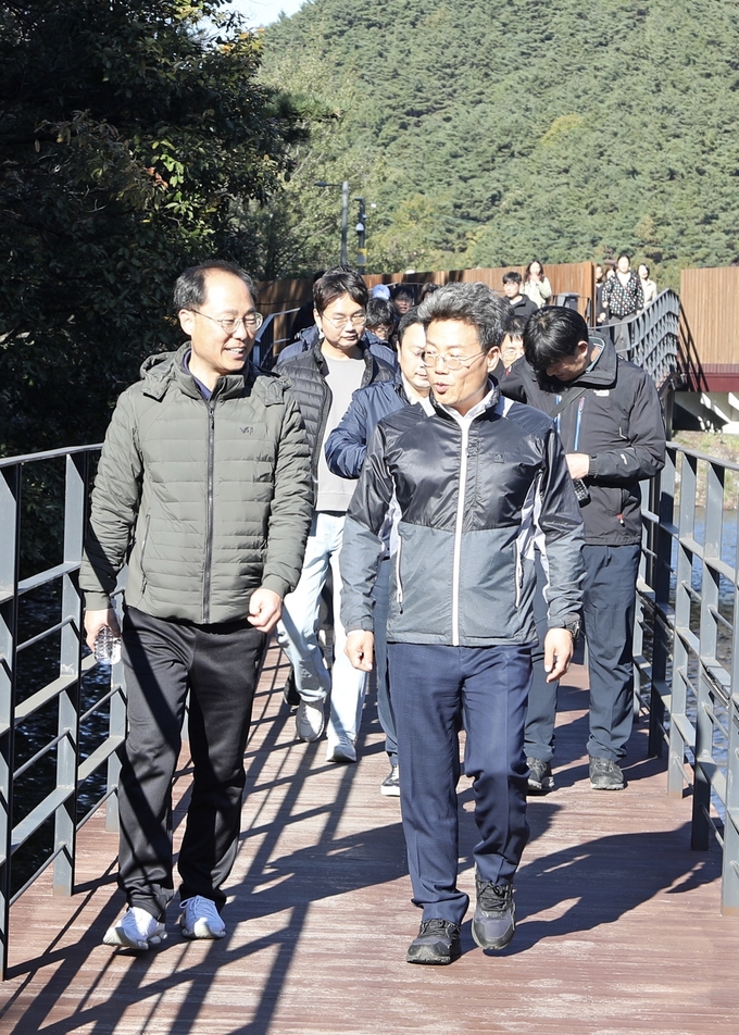 한경선 청장이 참석 직원들과 함께 내관지 데크길을 걷고 있다.