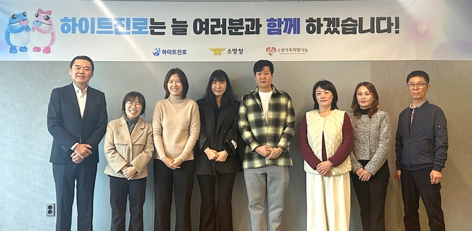 김인규 하이트진로 대표(왼쪽 첫 번째)가 지난 15일 하이트진로 서초사옥에서 소방유가족 지원금을 전달 후 기념촬영하고 있다.