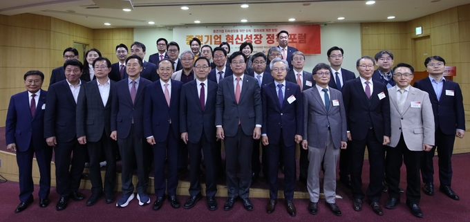 한국중견기업연합회는 19일 국회의원회관에서 국회 기획재정위원장실, 한국중견기업학회와 공동으로 ‘제4차 중견기업 혁신성장 정책 포럼’을 개최했다. 